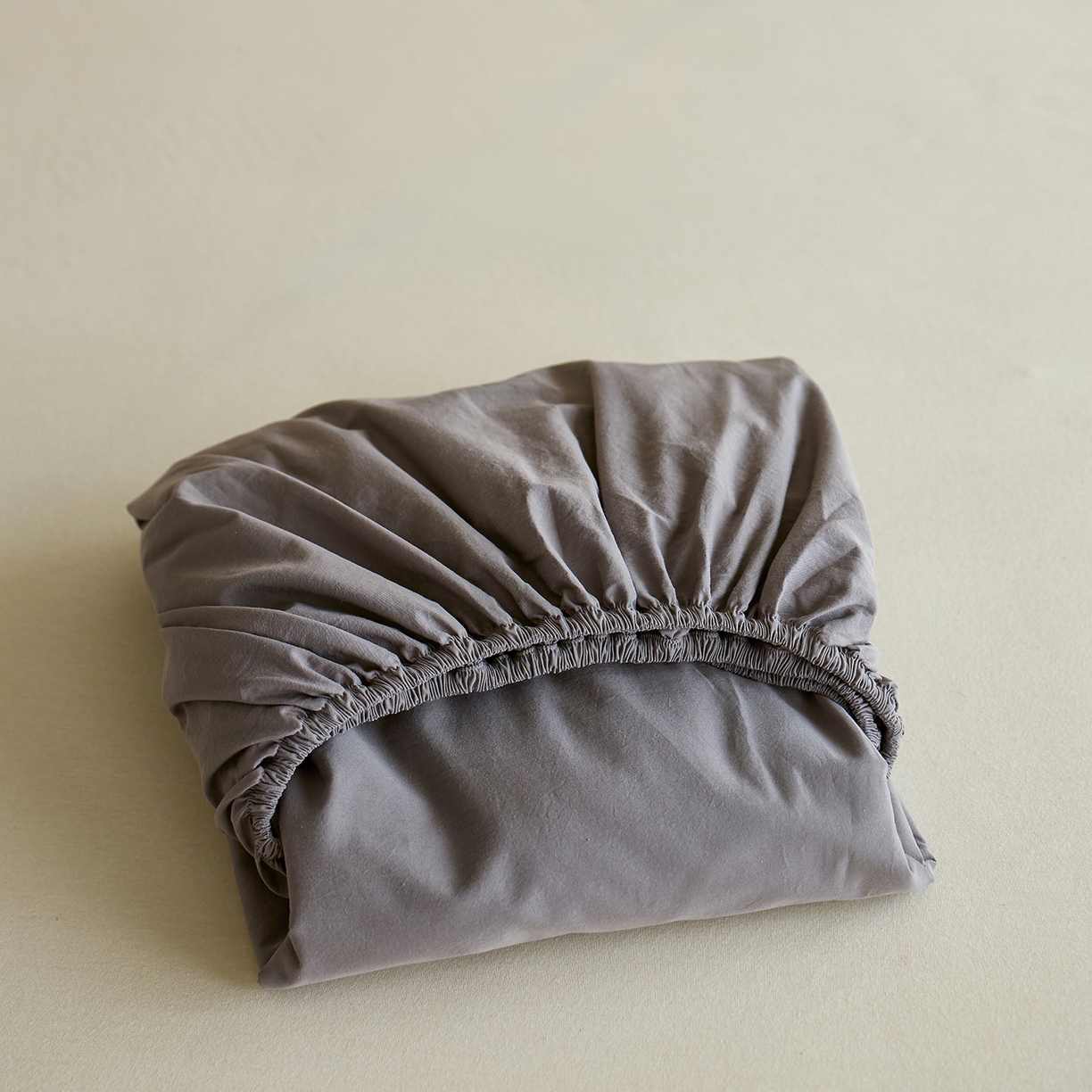 91家纺网 家纺一手货源 找家纺 轩和家居 2025新款全棉高支旧感砂洗长绒棉单床笠 暮烟灰