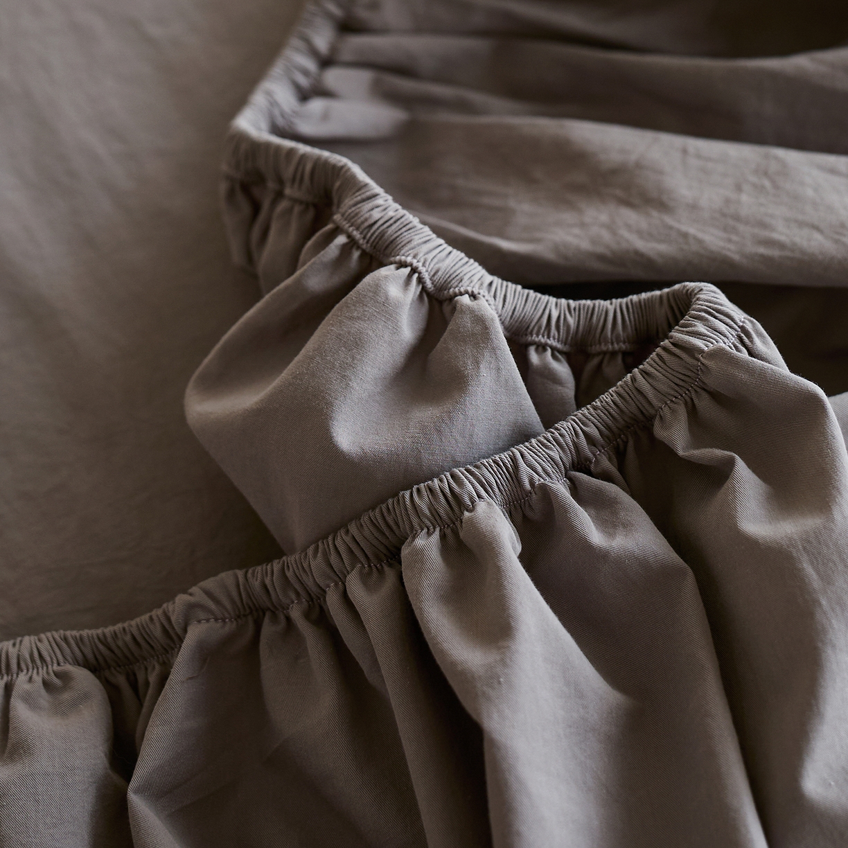 91家纺网 家纺一手货源 找家纺 轩和家居 2025新款全棉高支旧感砂洗长绒棉单床笠 暮烟灰