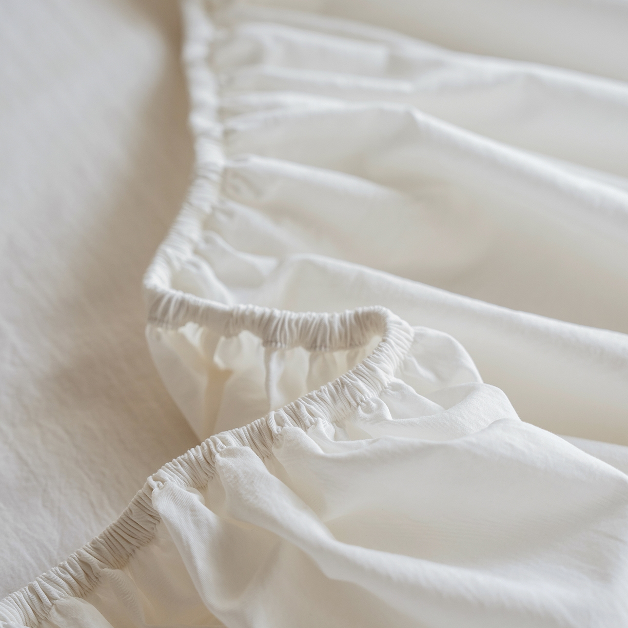 91家纺网 家纺一手货源 找家纺 轩和家居 2025新款全棉高支旧感砂洗长绒棉单床笠 浅云白