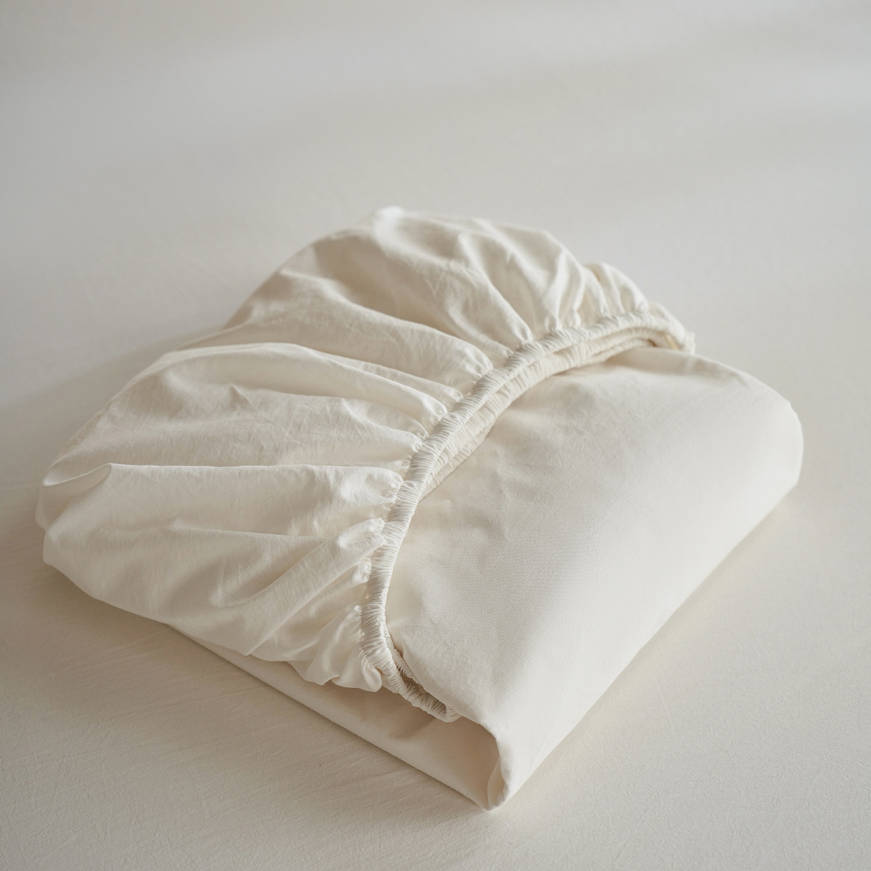 91家纺网 家纺一手货源 找家纺 轩和家居 2025新款全棉高支旧感砂洗长绒棉单床笠 浅云白