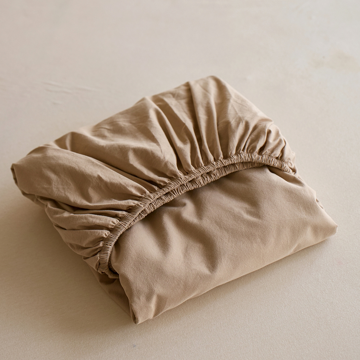 91家纺网 家纺一手货源 找家纺 轩和家居 2025新款全棉高支旧感砂洗长绒棉单床笠 秋麦色