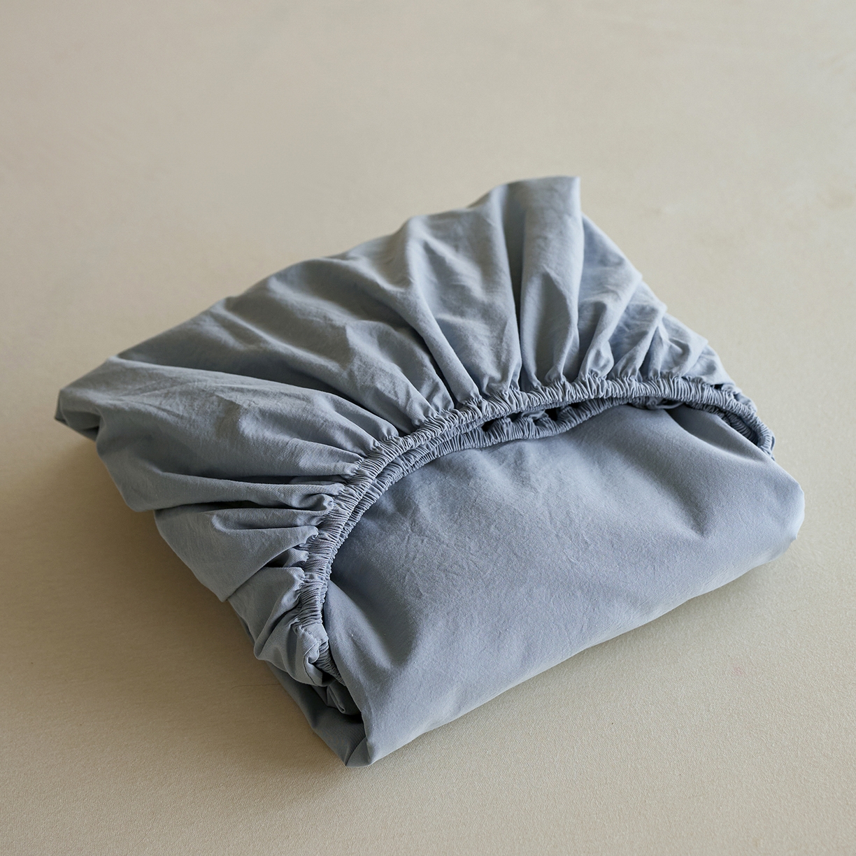 91家纺网 家纺一手货源 找家纺 轩和家居 2025新款全棉高支旧感砂洗长绒棉单床笠 雾海蓝