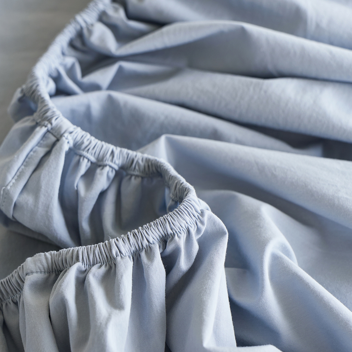 91家纺网 家纺一手货源 找家纺 轩和家居 2025新款全棉高支旧感砂洗长绒棉单床笠 雾海蓝