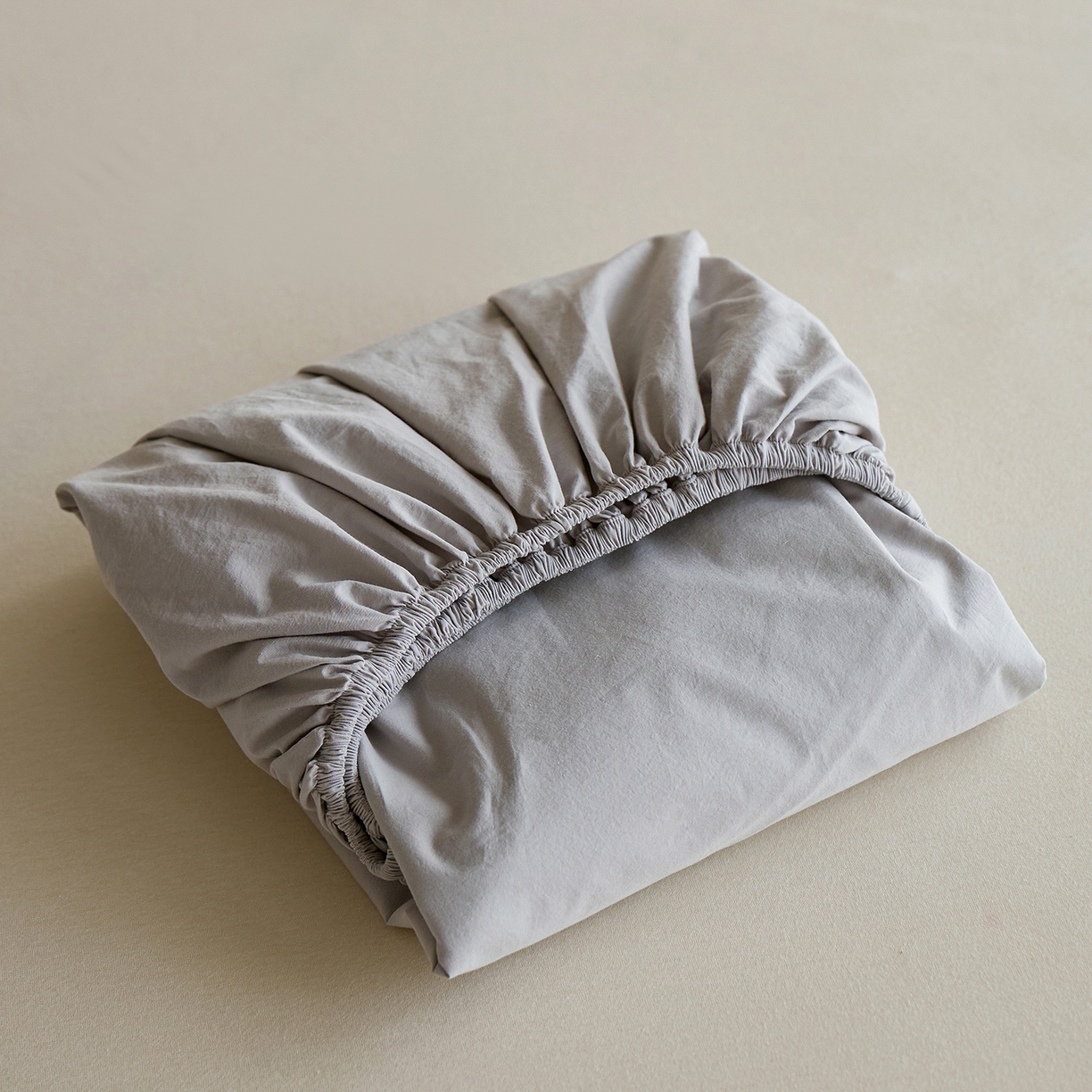 91家纺网 家纺一手货源 找家纺 轩和家居 2025新款全棉高支旧感砂洗长绒棉单床笠 细雨灰