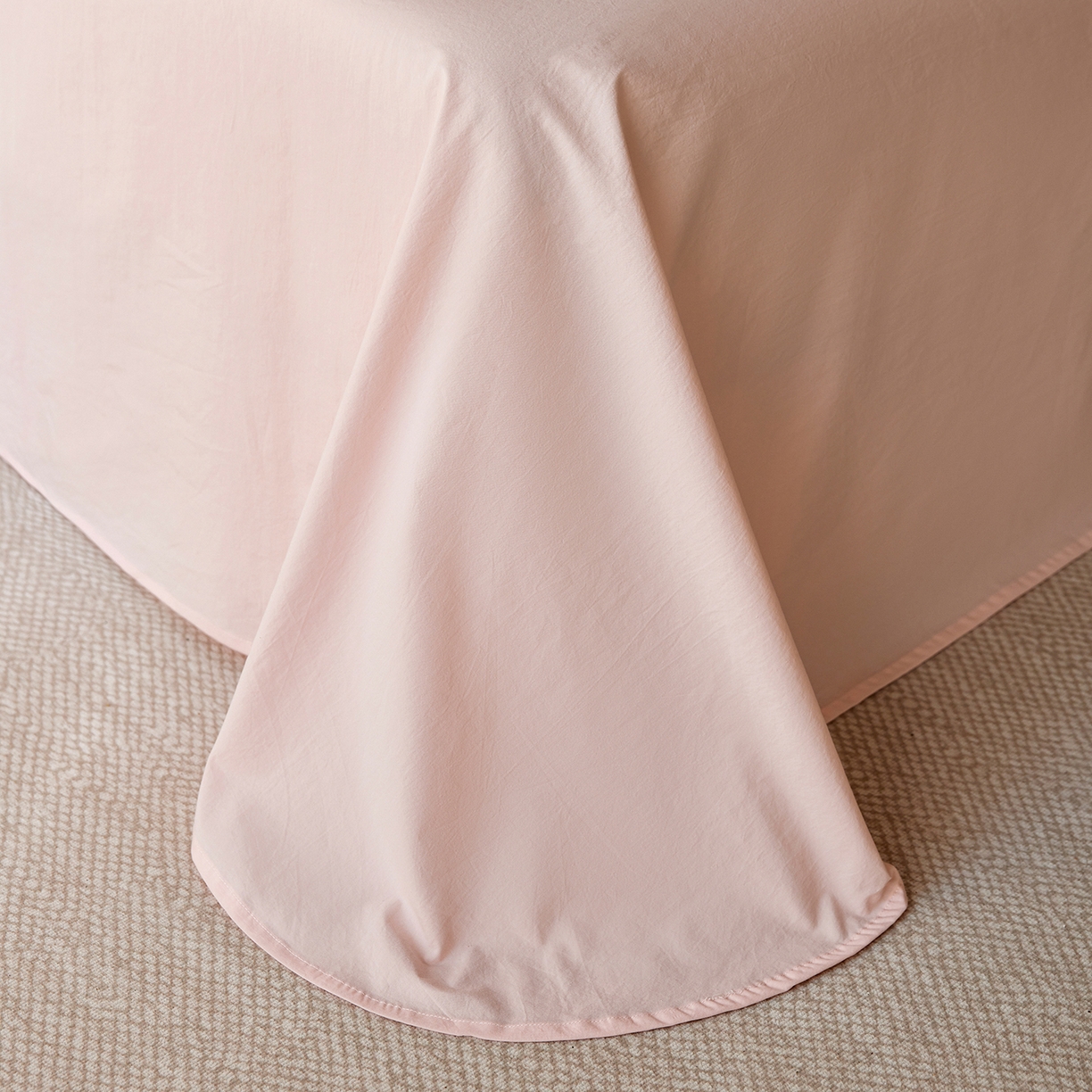 91家纺网 家纺一手货源 找家纺 轩和家居 2025新款全棉高支旧感砂洗长绒棉单床单 薄樱粉