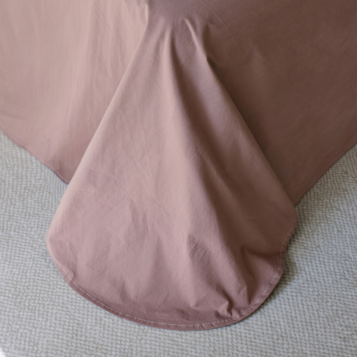 91家纺网 家纺一手货源 找家纺 轩和家居 2025新款全棉高支旧感砂洗长绒棉单床单 豆沙色