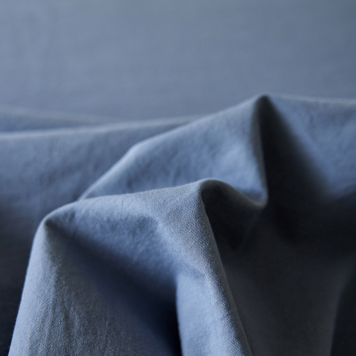 91家纺网 家纺一手货源 找家纺 轩和家居 2025新款全棉高支旧感砂洗长绒棉单床单 霁兰色