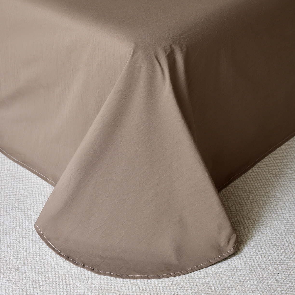 91家纺网 家纺一手货源 找家纺 轩和家居 2025新款全棉高支旧感砂洗长绒棉单床单 落栗棕