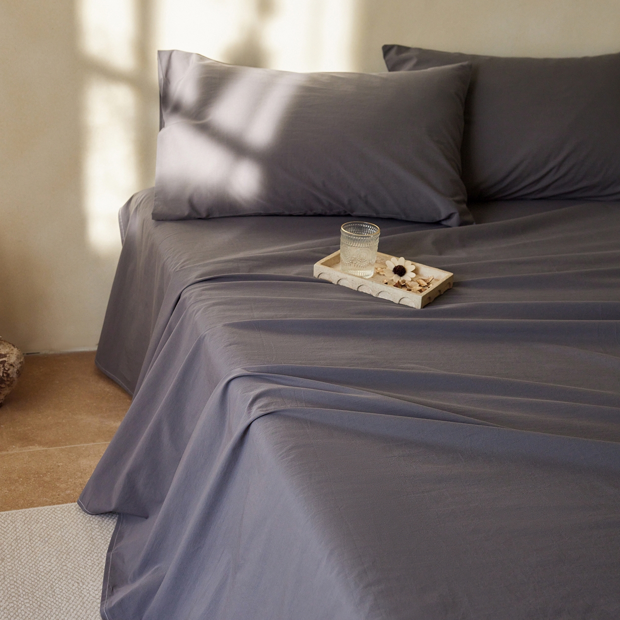 91家纺网 家纺一手货源 找家纺 轩和家居 2025新款全棉高支旧感砂洗长绒棉单床单 墨染灰