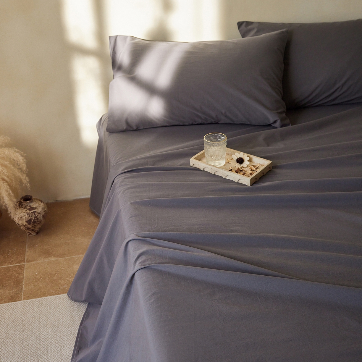 91家纺网 家纺一手货源 找家纺 轩和家居 2025新款全棉高支旧感砂洗长绒棉单床单 墨染灰