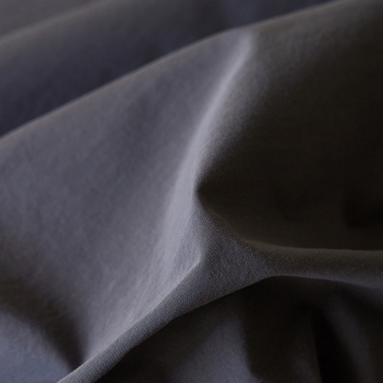 91家纺网 家纺一手货源 找家纺 轩和家居 2025新款全棉高支旧感砂洗长绒棉单床单 墨染灰