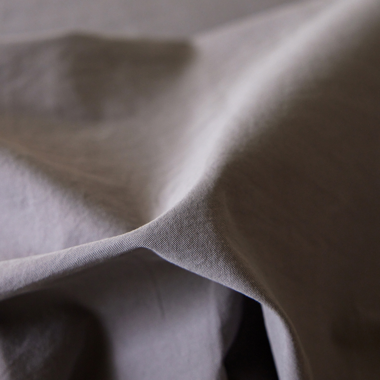 91家纺网 家纺一手货源 找家纺 轩和家居 2025新款全棉高支旧感砂洗长绒棉单床单 暮烟灰