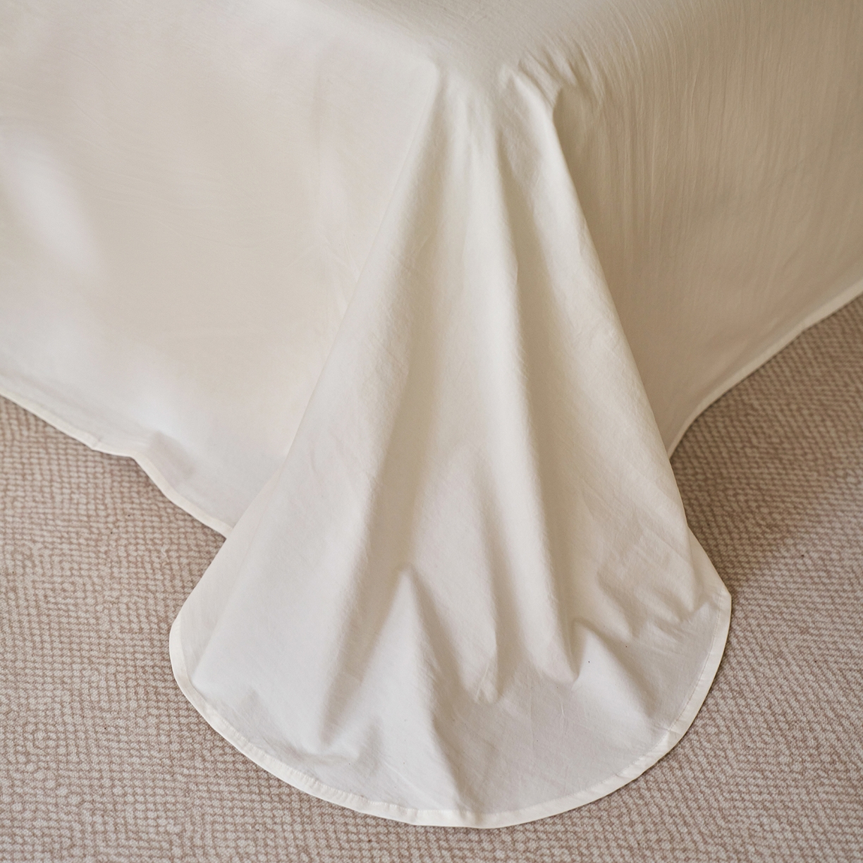 91家纺网 家纺一手货源 找家纺 轩和家居 2025新款全棉高支旧感砂洗长绒棉单床单 浅云白