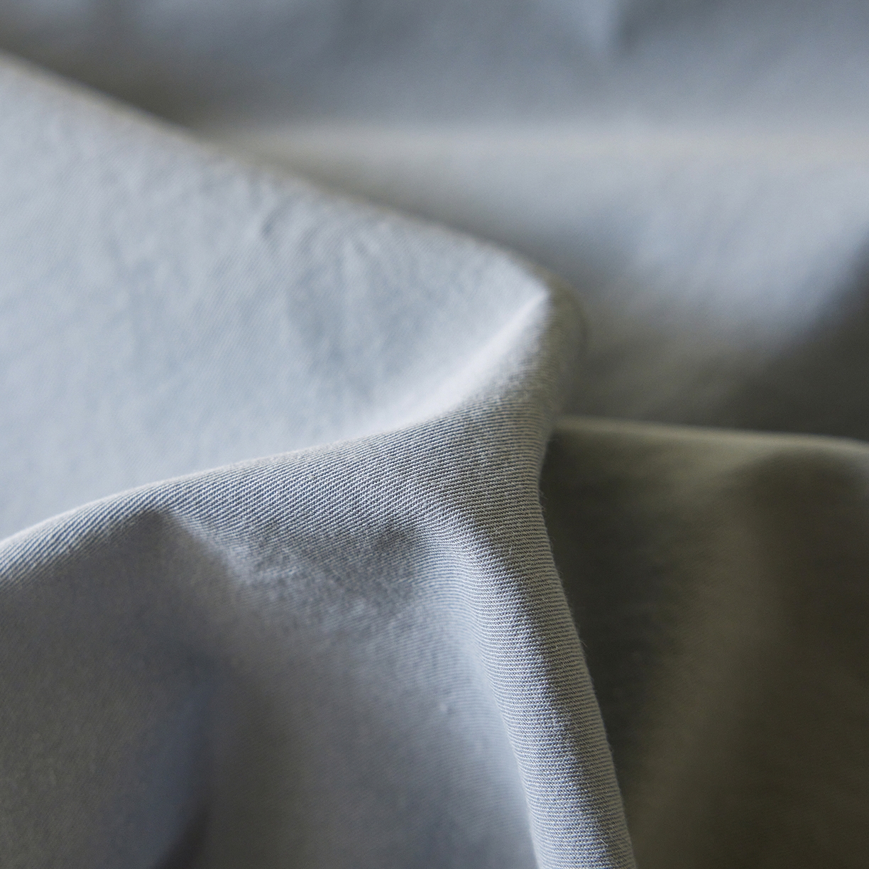 91家纺网 家纺一手货源 找家纺 轩和家居 2025新款全棉高支旧感砂洗长绒棉单床单 雾海蓝