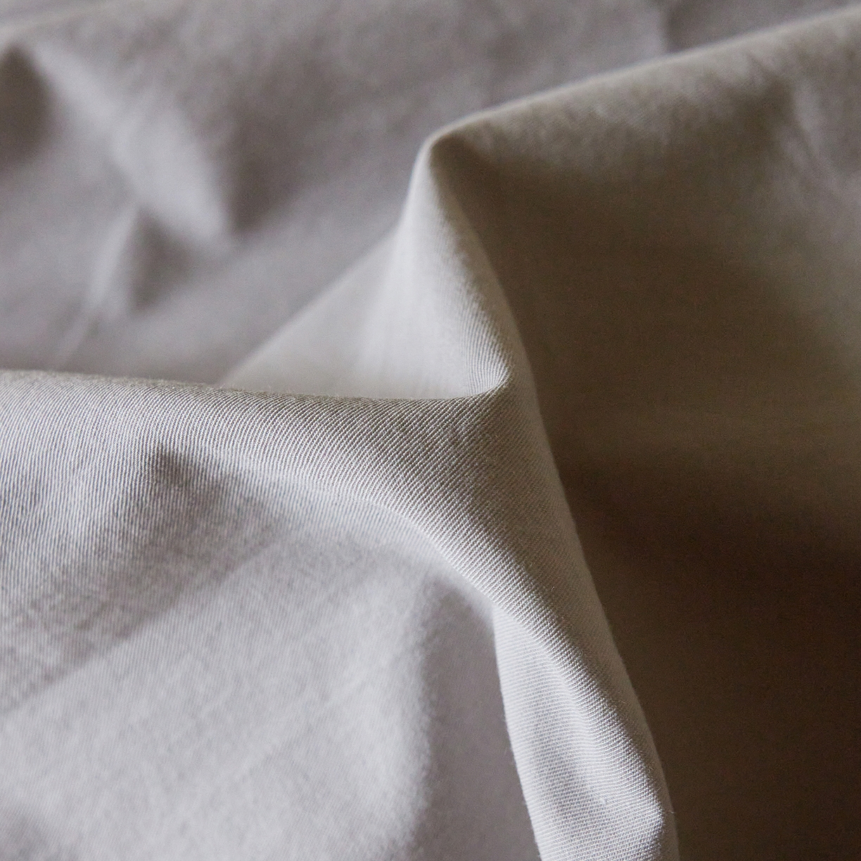 91家纺网 家纺一手货源 找家纺 轩和家居 2025新款全棉高支旧感砂洗长绒棉单床单 细雨灰