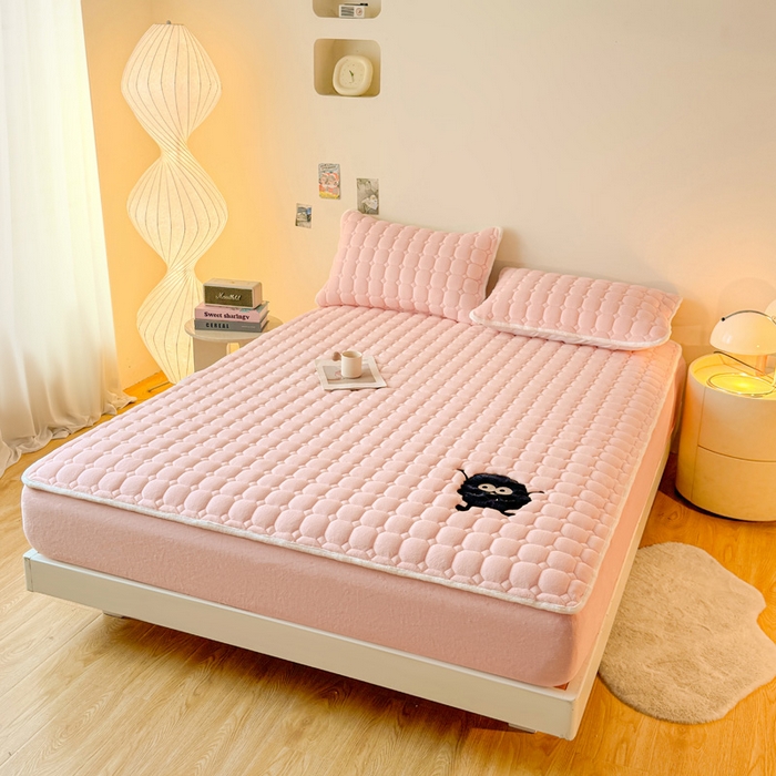 91家纺网 家纺一手货源 找家纺 （总）予梦家纺 2025秋冬新款牛奶绒加厚刺绣夹棉单床笠床垫子保护套秋冬保暖床罩子三件套