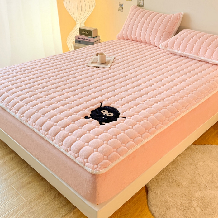 91家纺网 家纺一手货源 找家纺 （总）予梦家纺 2025秋冬新款牛奶绒加厚刺绣夹棉单床笠床垫子保护套秋冬保暖床罩子三件套