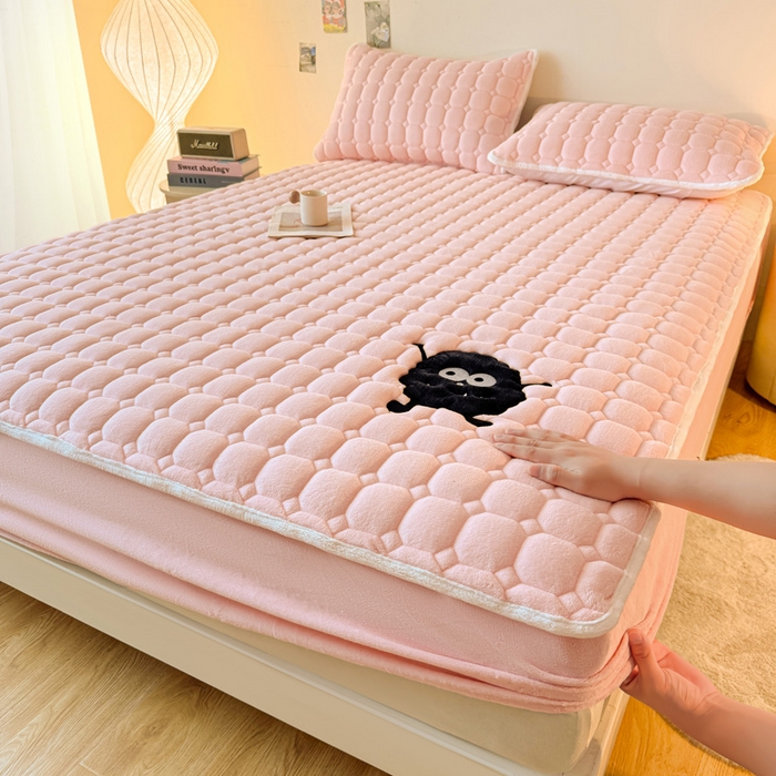 91家纺网 家纺一手货源 找家纺 （总）予梦家纺 2025秋冬新款牛奶绒加厚刺绣夹棉单床笠床垫子保护套秋冬保暖床罩子三件套