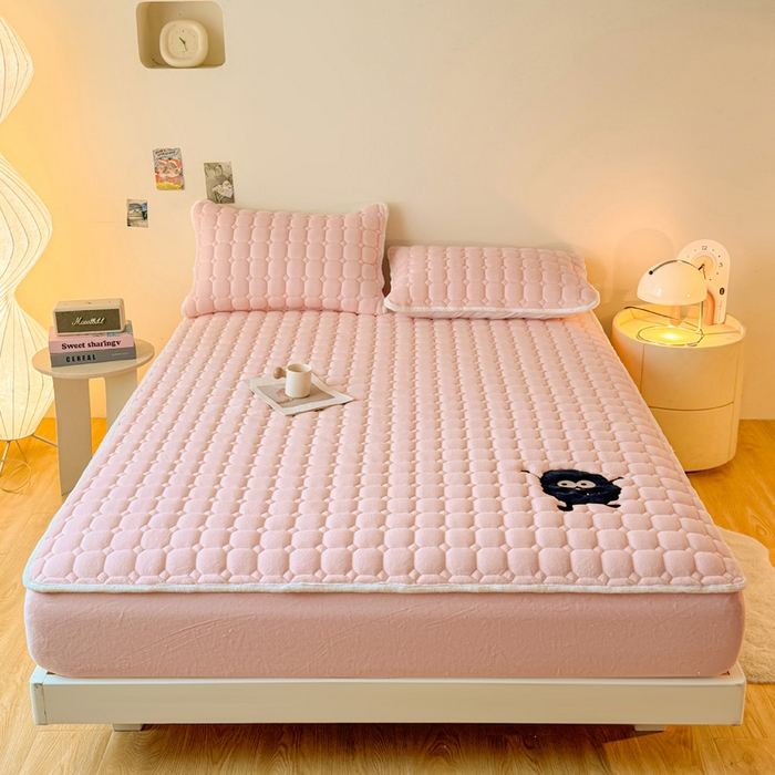 91家纺网 家纺一手货源 找家纺 （总）予梦家纺 2025秋冬新款牛奶绒加厚刺绣夹棉单床笠床垫子保护套秋冬保暖床罩子三件套