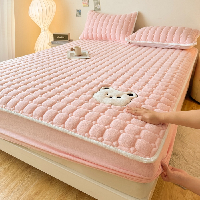 91家纺网 家纺一手货源 找家纺 （总）予梦家纺 2025秋冬新款牛奶绒加厚刺绣夹棉单床笠床垫子保护套秋冬保暖床罩子三件套