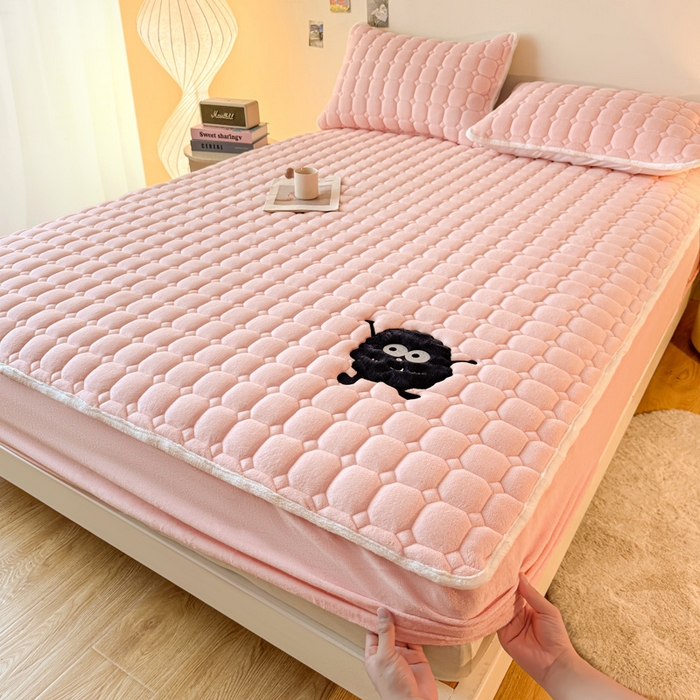 91家纺网 家纺一手货源 找家纺 （总）予梦家纺 2025秋冬新款牛奶绒加厚刺绣夹棉单床笠床垫子保护套秋冬保暖床罩子三件套