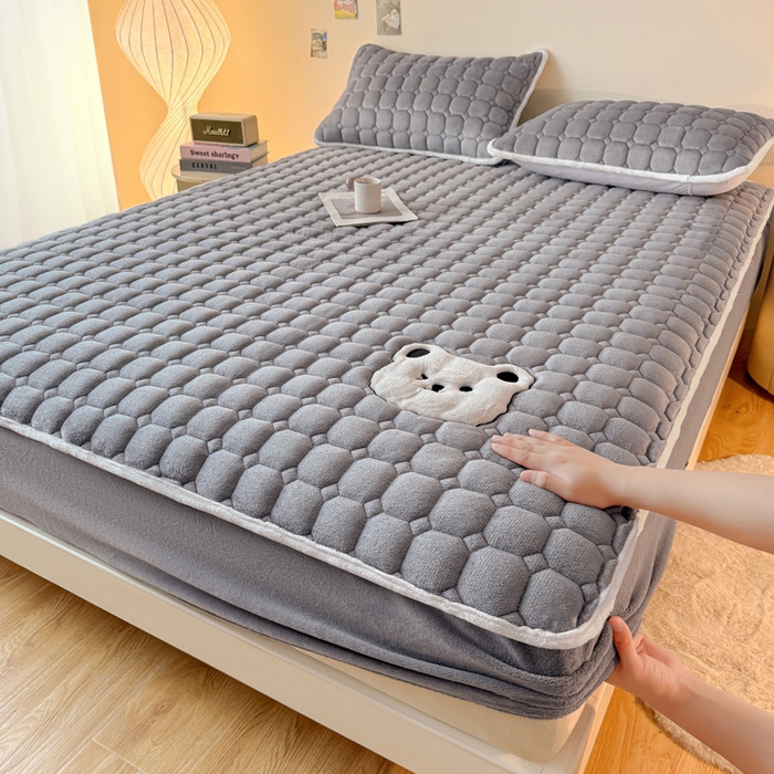 91家纺网 家纺一手货源 找家纺 （总）予梦家纺 2025秋冬新款牛奶绒加厚刺绣夹棉单床笠床垫子保护套秋冬保暖床罩子三件套