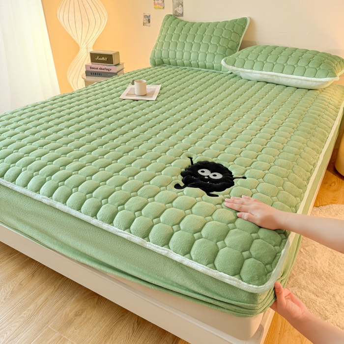 91家纺网 家纺一手货源 找家纺 （总）予梦家纺 2025秋冬新款牛奶绒加厚刺绣夹棉单床笠床垫子保护套秋冬保暖床罩子三件套