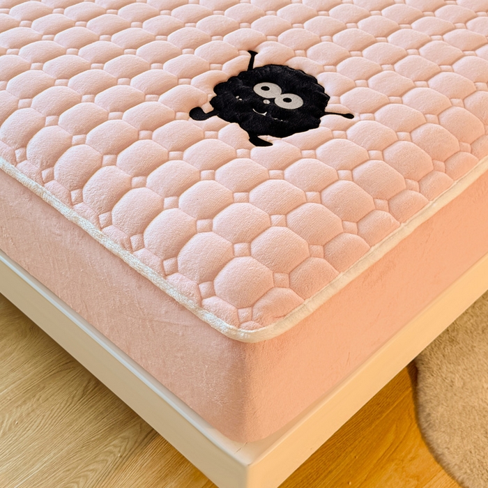 91家纺网 家纺一手货源 找家纺 （总）予梦家纺 2025秋冬新款牛奶绒加厚刺绣夹棉单床笠床垫子保护套秋冬保暖床罩子三件套