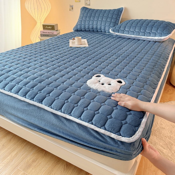 91家纺网 家纺一手货源 找家纺 （总）予梦家纺 2025秋冬新款牛奶绒加厚刺绣夹棉单床笠床垫子保护套秋冬保暖床罩子三件套