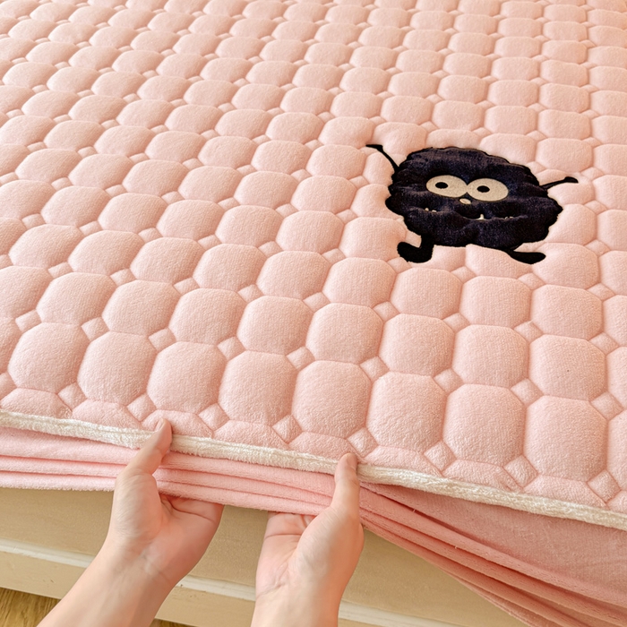 91家纺网 家纺一手货源 找家纺 （总）予梦家纺 2025秋冬新款牛奶绒加厚刺绣夹棉单床笠床垫子保护套秋冬保暖床罩子三件套