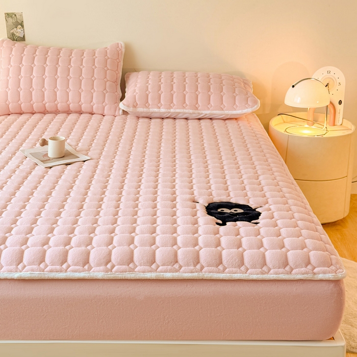 91家纺网 家纺一手货源 找家纺 予梦家纺 2025秋冬新款牛奶绒加厚刺绣夹棉单床笠床垫子保护套秋冬保暖床罩子三件套 丽桑卓-黑煤球粉