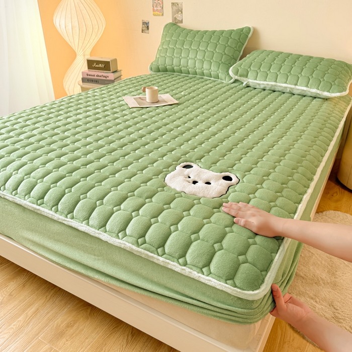 91家纺网 家纺一手货源 找家纺 （总）予梦家纺 2025秋冬新款牛奶绒加厚刺绣夹棉单床笠床垫子保护套秋冬保暖床罩子三件套