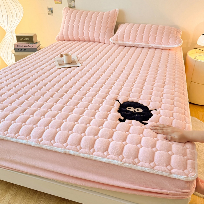 91家纺网 家纺一手货源 找家纺 予梦家纺 2025秋冬新款牛奶绒加厚刺绣夹棉单床笠床垫子保护套秋冬保暖床罩子三件套 丽桑卓-黑煤球粉