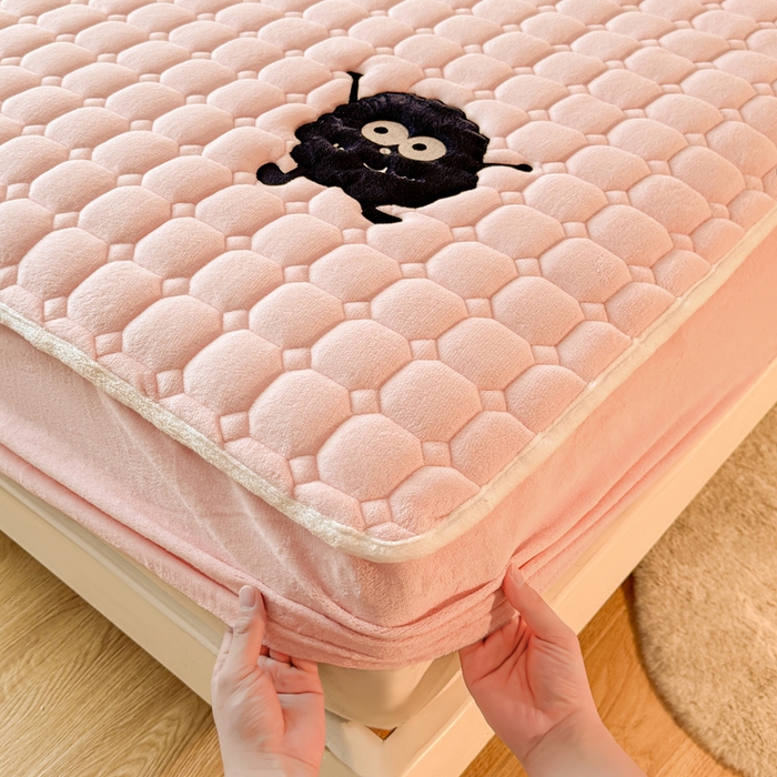 91家纺网 家纺一手货源 找家纺 予梦家纺 2025秋冬新款牛奶绒加厚刺绣夹棉单床笠床垫子保护套秋冬保暖床罩子三件套 丽桑卓-黑煤球粉