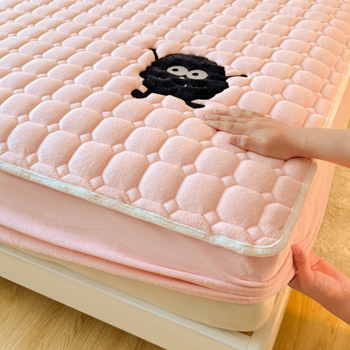 91家纺网 家纺一手货源 找家纺 （总）予梦家纺 2025秋冬新款牛奶绒加厚刺绣夹棉单床笠床垫子保护套秋冬保暖床罩子三件套