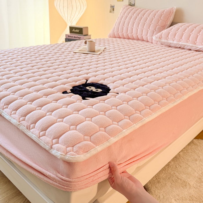 91家纺网 家纺一手货源 找家纺 予梦家纺 2025秋冬新款牛奶绒加厚刺绣夹棉单床笠床垫子保护套秋冬保暖床罩子三件套 丽桑卓-黑煤球粉