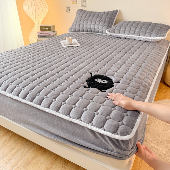 91家纺网 家纺一手货源 找家纺 （总）予梦家纺 2025秋冬新款牛奶绒加厚刺绣夹棉单床笠床垫子保护套秋冬保暖床罩子三件套