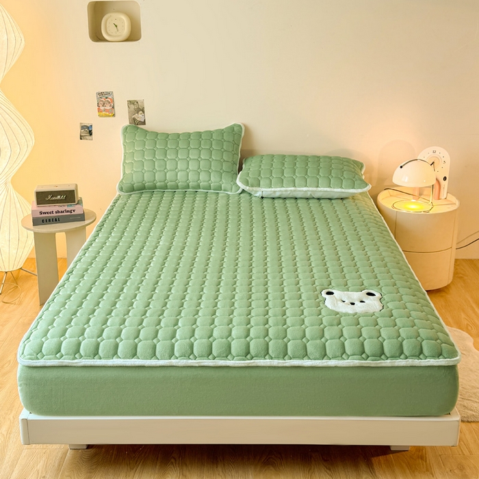 91家纺网 家纺一手货源 找家纺 予梦家纺 2025秋冬新款牛奶绒加厚刺绣夹棉单床笠床垫子保护套秋冬保暖床罩子三件套 丽桑卓-小白熊绿