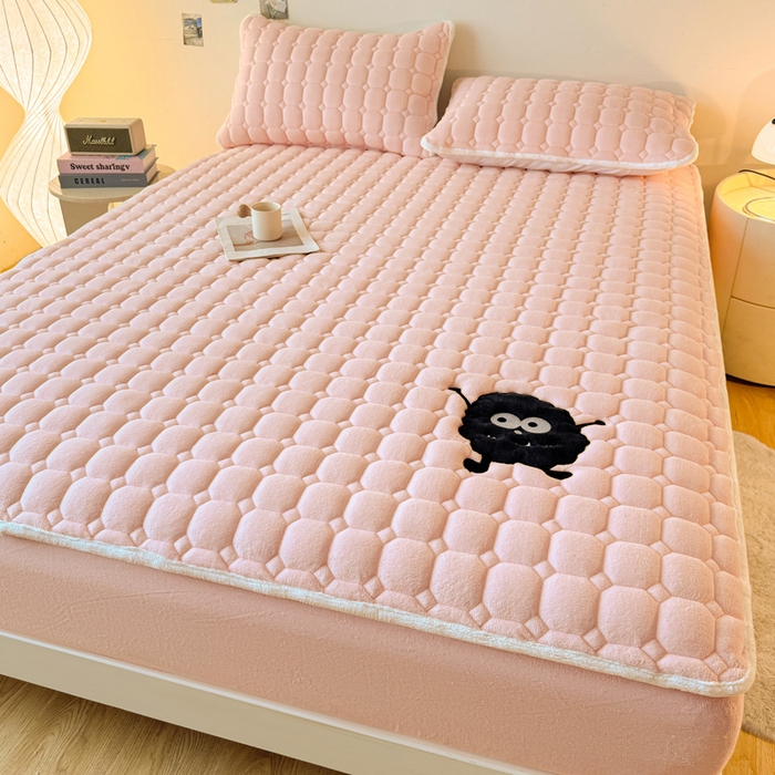 91家纺网 家纺一手货源 找家纺 予梦家纺 2025秋冬新款牛奶绒加厚刺绣夹棉单床笠床垫子保护套秋冬保暖床罩子三件套 丽桑卓-黑煤球粉