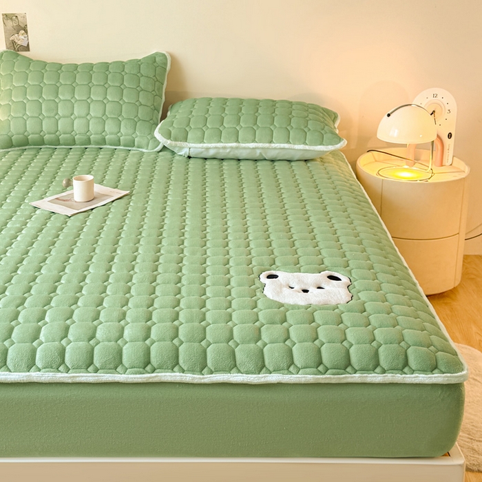 91家纺网 家纺一手货源 找家纺 予梦家纺 2025秋冬新款牛奶绒加厚刺绣夹棉单床笠床垫子保护套秋冬保暖床罩子三件套 丽桑卓-小白熊绿