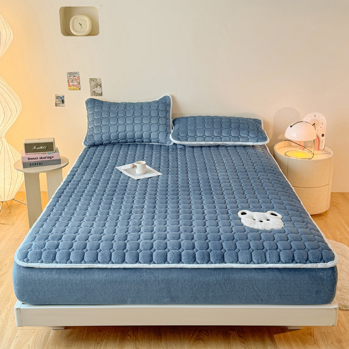 91家纺网 家纺一手货源 找家纺 予梦家纺 2025秋冬新款牛奶绒加厚刺绣夹棉单床笠床垫子保护套秋冬保暖床罩子三件套 丽桑卓-小白熊蓝