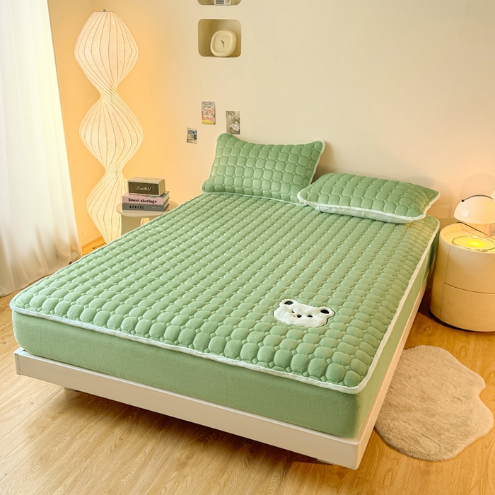 91家纺网 家纺一手货源 找家纺 予梦家纺 2025秋冬新款牛奶绒加厚刺绣夹棉单床笠床垫子保护套秋冬保暖床罩子三件套 丽桑卓-小白熊绿