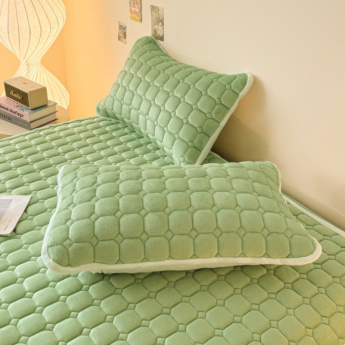 91家纺网 家纺一手货源 找家纺 予梦家纺 2025秋冬新款牛奶绒加厚刺绣夹棉单床笠床垫子保护套秋冬保暖床罩子三件套 丽桑卓-小白熊绿