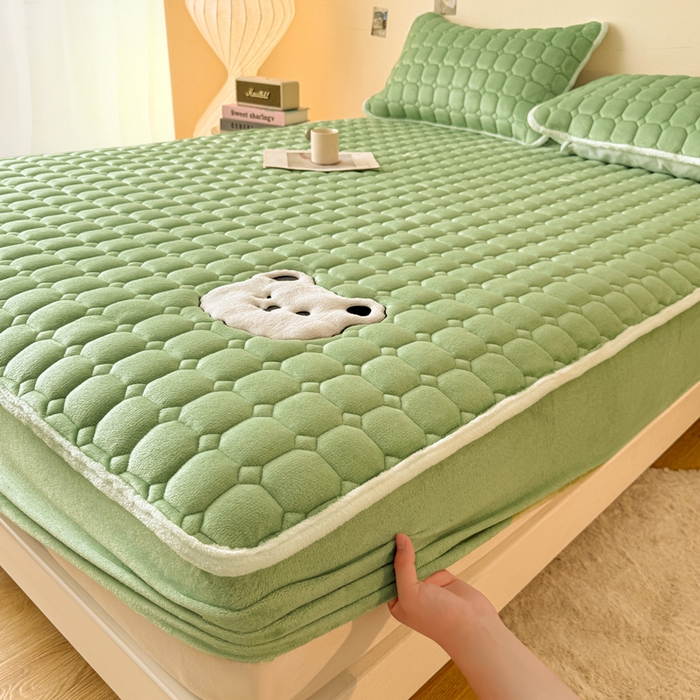 91家纺网 家纺一手货源 找家纺 予梦家纺 2025秋冬新款牛奶绒加厚刺绣夹棉单床笠床垫子保护套秋冬保暖床罩子三件套 丽桑卓-小白熊绿