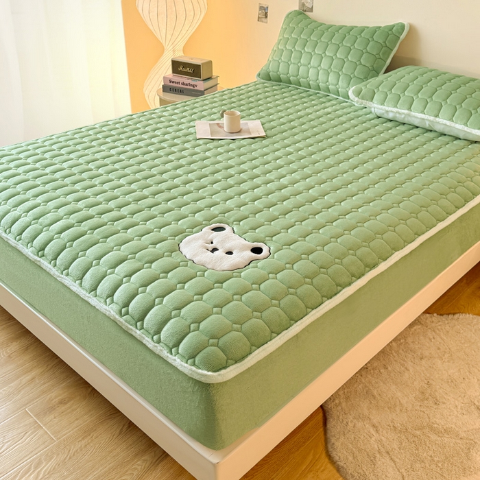 91家纺网 家纺一手货源 找家纺 予梦家纺 2025秋冬新款牛奶绒加厚刺绣夹棉单床笠床垫子保护套秋冬保暖床罩子三件套 丽桑卓-小白熊绿