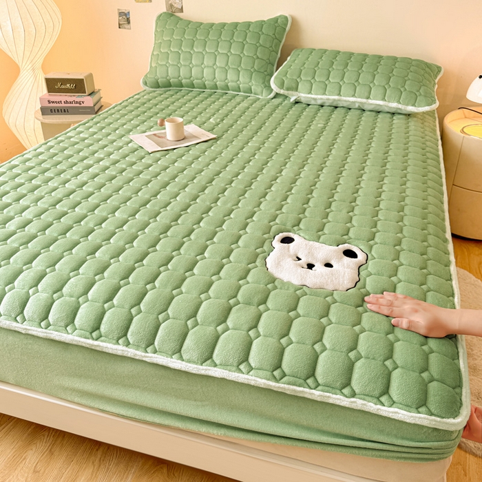 91家纺网 家纺一手货源 找家纺 予梦家纺 2025秋冬新款牛奶绒加厚刺绣夹棉单床笠床垫子保护套秋冬保暖床罩子三件套 丽桑卓-小白熊绿