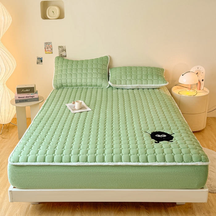 91家纺网 家纺一手货源 找家纺 予梦家纺 2025秋冬新款牛奶绒加厚刺绣夹棉单床笠床垫子保护套秋冬保暖床罩子三件套 丽桑卓-黑煤球绿