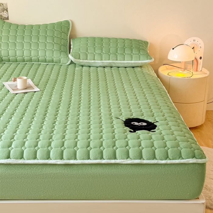 91家纺网 家纺一手货源 找家纺 予梦家纺 2025秋冬新款牛奶绒加厚刺绣夹棉单床笠床垫子保护套秋冬保暖床罩子三件套 丽桑卓-黑煤球绿