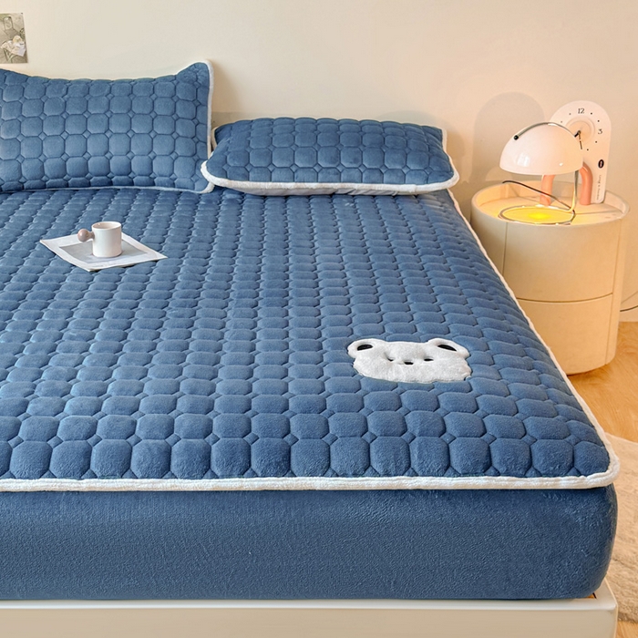 91家纺网 家纺一手货源 找家纺 予梦家纺 2025秋冬新款牛奶绒加厚刺绣夹棉单床笠床垫子保护套秋冬保暖床罩子三件套 丽桑卓-小白熊蓝