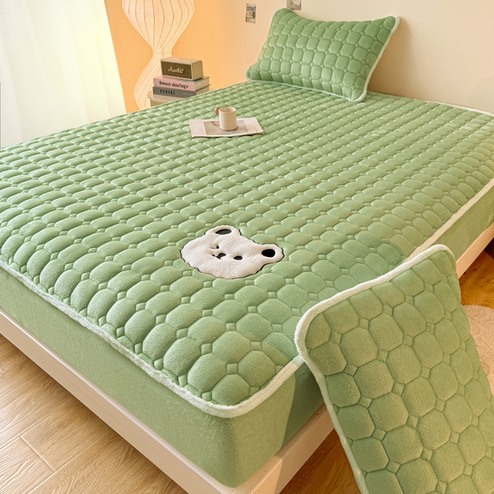 91家纺网 家纺一手货源 找家纺 予梦家纺 2025秋冬新款牛奶绒加厚刺绣夹棉单床笠床垫子保护套秋冬保暖床罩子三件套 丽桑卓-小白熊绿